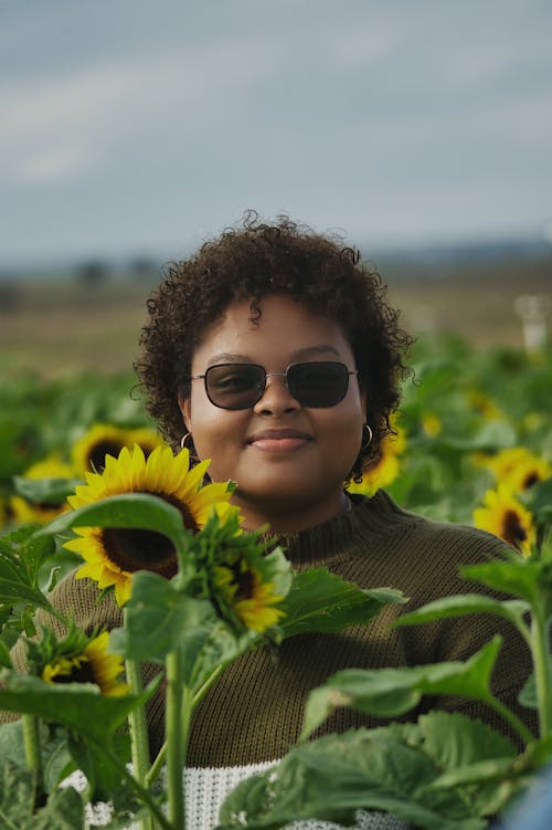 Gratis stockfoto met Afro-Amerikaanse vrouw, gekleurde vrouw, gekruld haar