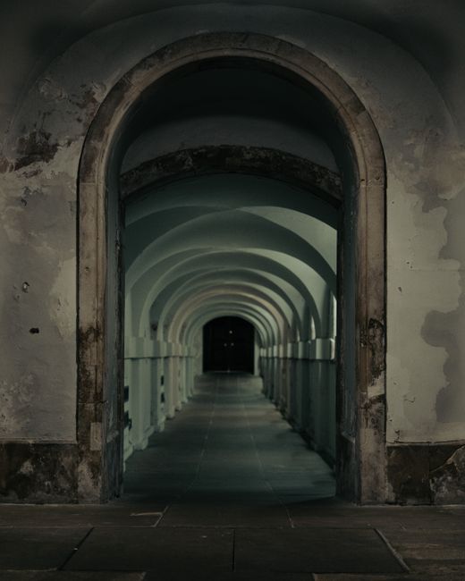 Fotomural Explora el encanto escalofriante de un pasillo de arco gótico abandonado. Perfecto para ambientes atmosféricos.