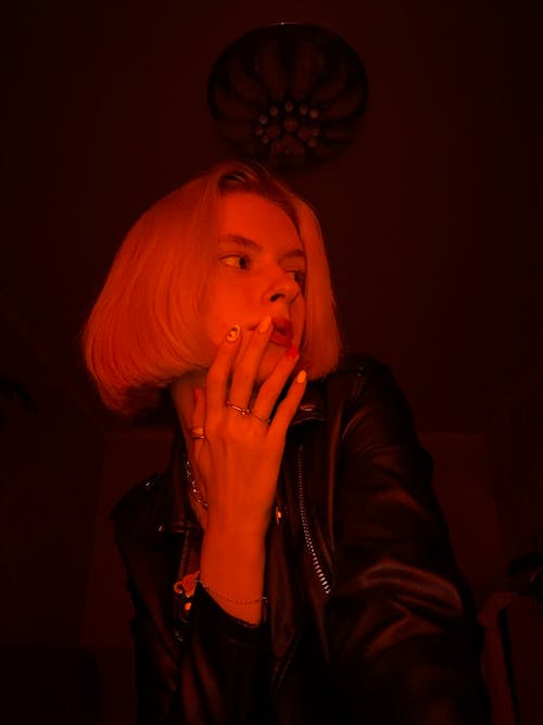 Darmowe zdjęcie z galerii z blond, ciemny, czerwone światło