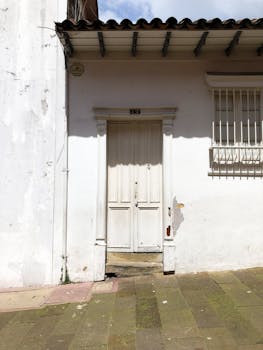 A vintage doorway in Bogotá's La Candelaria neighborhood, showcasing colonial architecture.