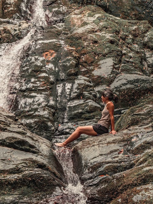 Foto profissional grátis de ao ar livre, cachoeira, coberto de musgo