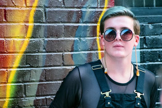 穿着时髦的年轻人在色彩缤纷的涂鸦墙前摆出姿势，展现着城市的时尚与态度