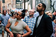 充满活力的城市节日以时尚互动和街头风格为特色，吸引了众多人群参加