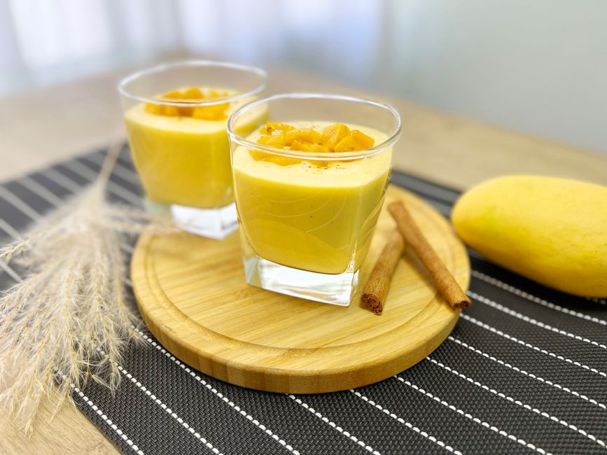 Pakisztáni mango lassi – krémes joghurtos mangóital házilag – pakistani mango lassi traditional glass