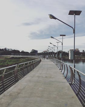 在泰国孔敬的城市桥梁上，沿着风景优美的人行道漫步，欣赏宁静的河畔景观