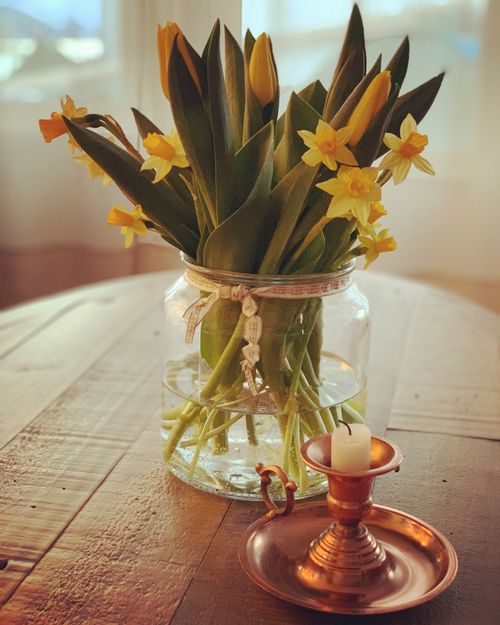 Free A beautiful arrangement of daffodils in a glass vase, perfect for spring decor. Stock Photo