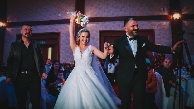 Beautiful wedding couple celebrating their marriage with a lively reception indoors. - Fotografer Sidoarjo