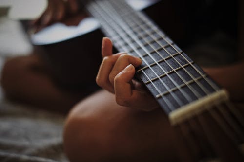 Základová fotografie zdarma na téma akustická kytara, detail, hraní