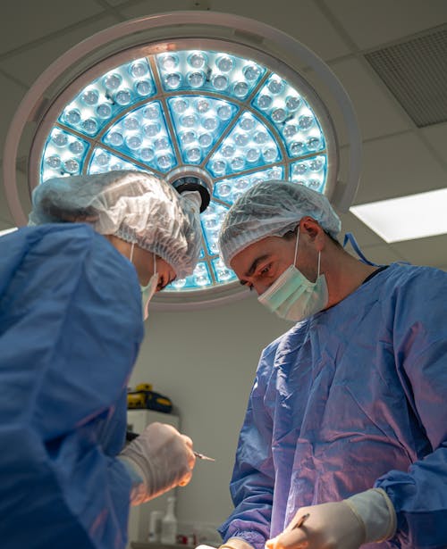 Foto profissional grátis de bata de operação, cirurgiões, doutores