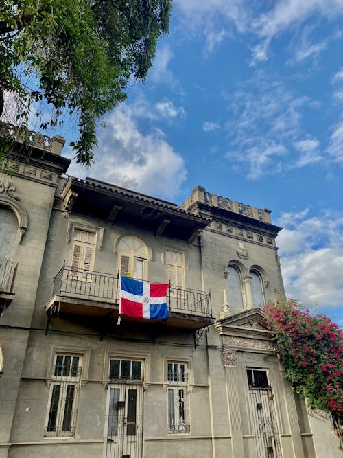 Foto stok gratis balkon, bendera kebangsaan, eksterior bangunan