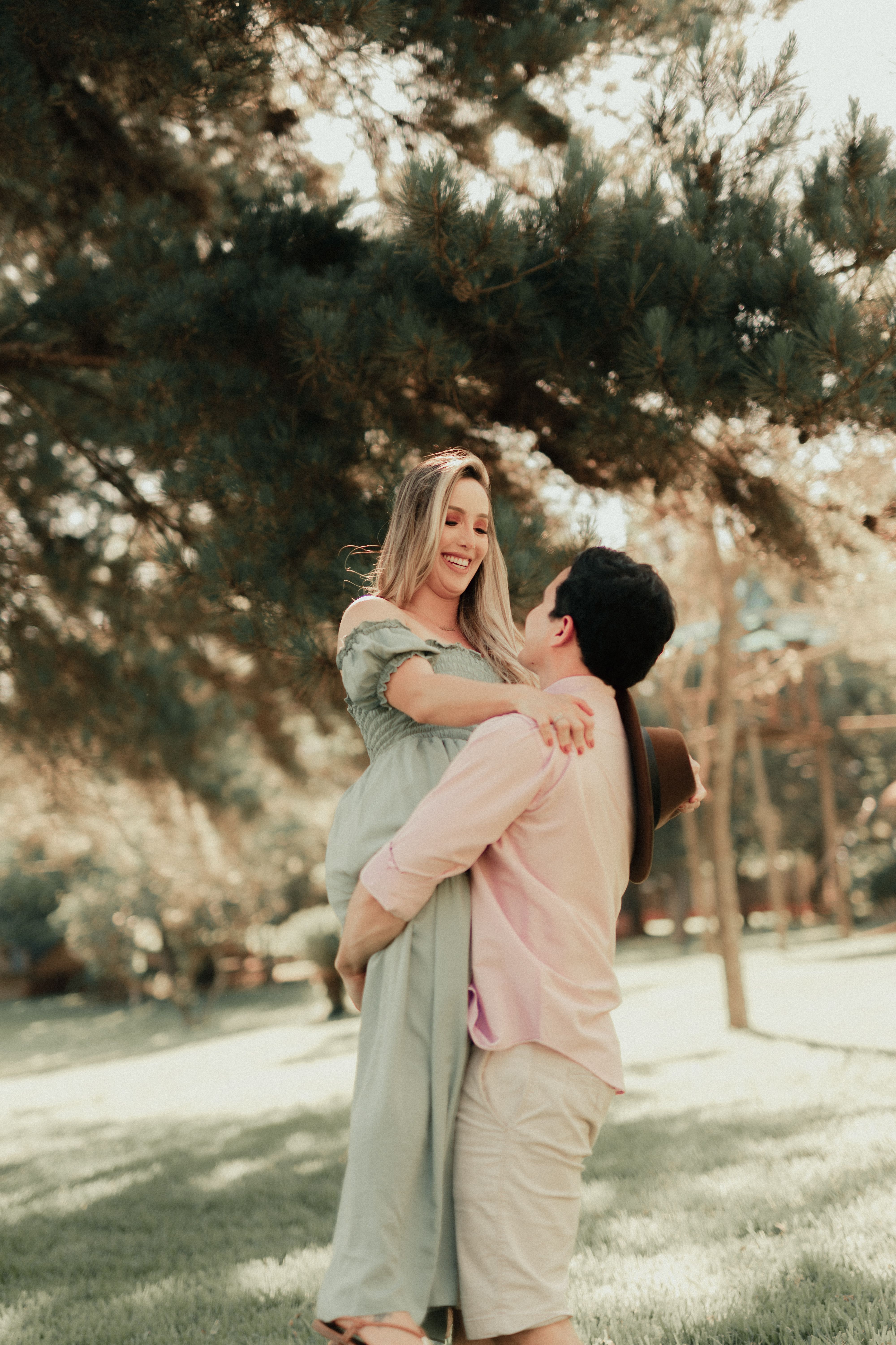 Couple homme et femme dans un parc