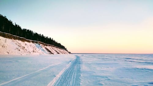 Foto profissional grátis de cenário, chão coberto de neve, com frio