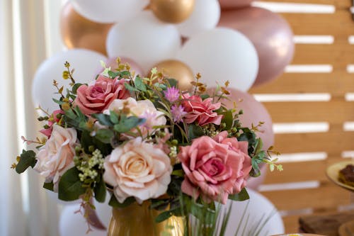 Gratis arkivbilde med blomster, blomsterarrangement, blomstervase