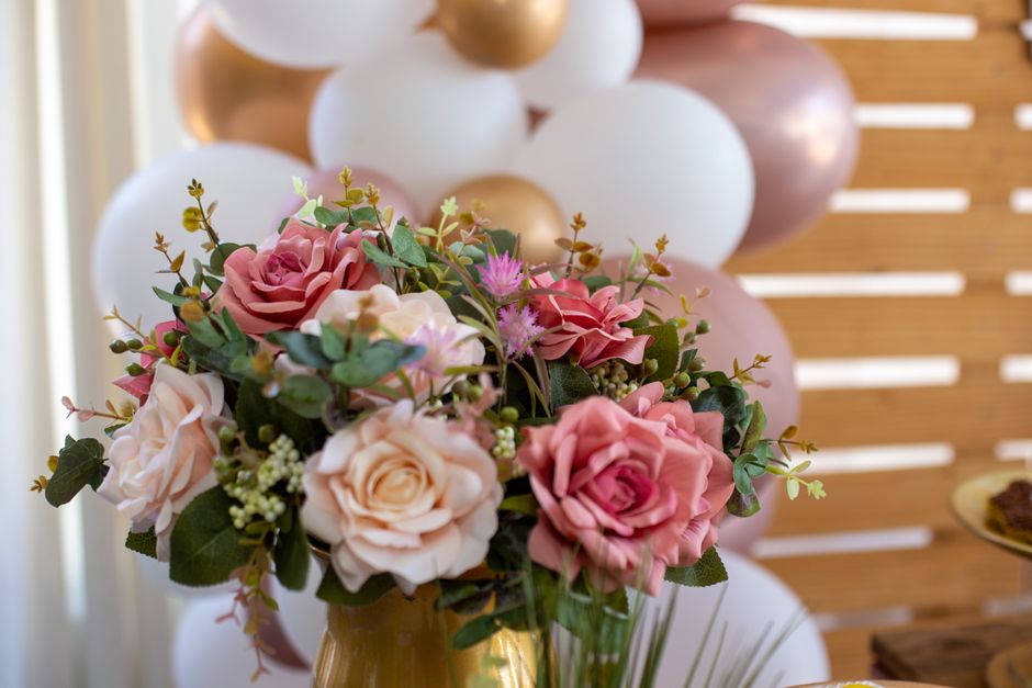 5 Dicas para Decorar seu Quarto com Estilo e Conforto 2 A stunning floral arrangement with pink roses and balloons, ideal for celebrations.