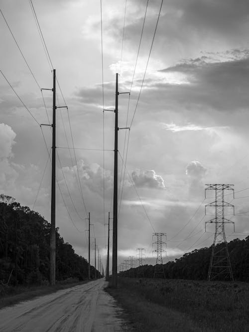 Kostenloses Stock Foto zu einfarbig, elektrische türme, elektro beiträge