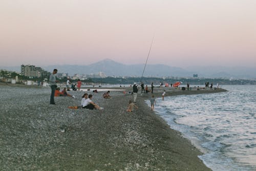 Foto stok gratis bermain, duduk, garis pantai