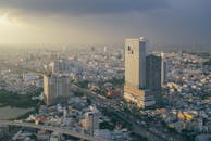 阴云密布的天空下，胡志明市的摩天大楼在壮丽的鸟瞰图中展现出城市的活力
