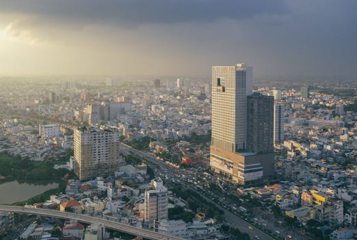 阴云密布的天空下，胡志明市的摩天大楼在壮丽的鸟瞰图中展现出城市的活力