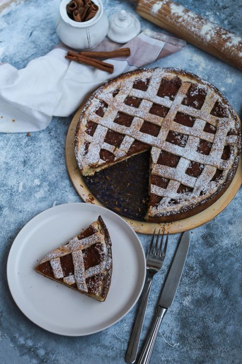 Free Delicious homemade apple pie with a slice on a plate, perfect for cozy moments. Stock Photo