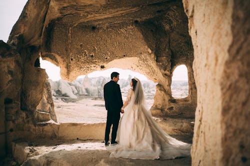 Foto profissional grátis de corroído, de pé, fotografia de casamento