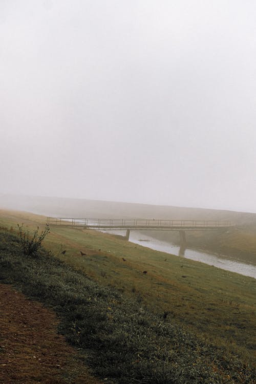 Foto stok gratis jembatan kaki, jembatan penyeberangan, kabut