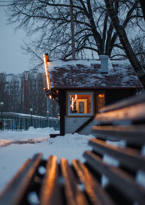 Kostnadsfri bild av bänk, byggnad, hus