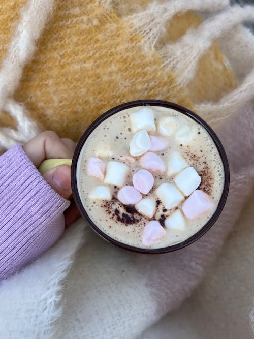 Ilmainen kuvapankkikuva tunnisteilla cappuccino, jälkiruoka, kädet ihmisen kädet