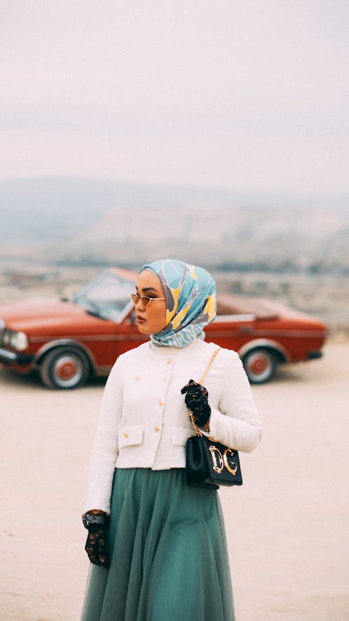 Foto profissional grátis de alforje, automóvel, hijab