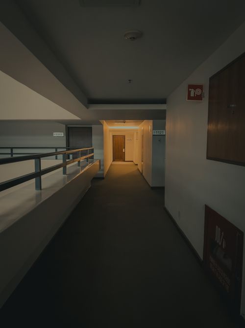 Free A modern corridor featuring diminishing perspective and warm lighting. Stock Photo
