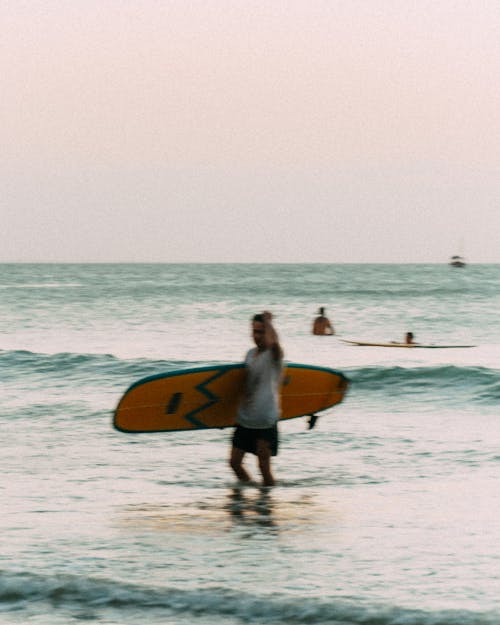 Gratis Immagine gratuita di acqua, cielo cupo, fare surfboard Foto a disposizione