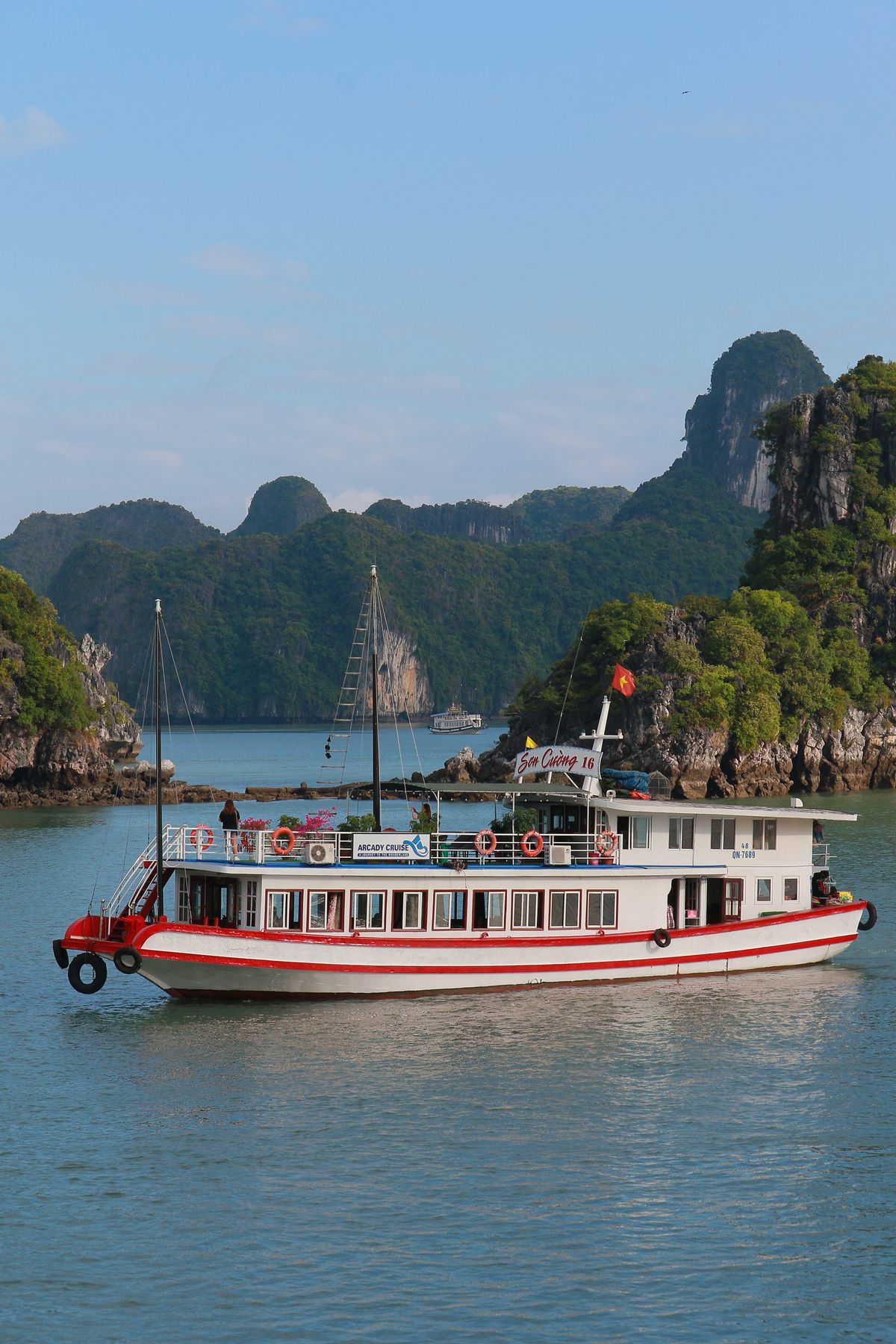 Boat excursion in Ha Long Bay
