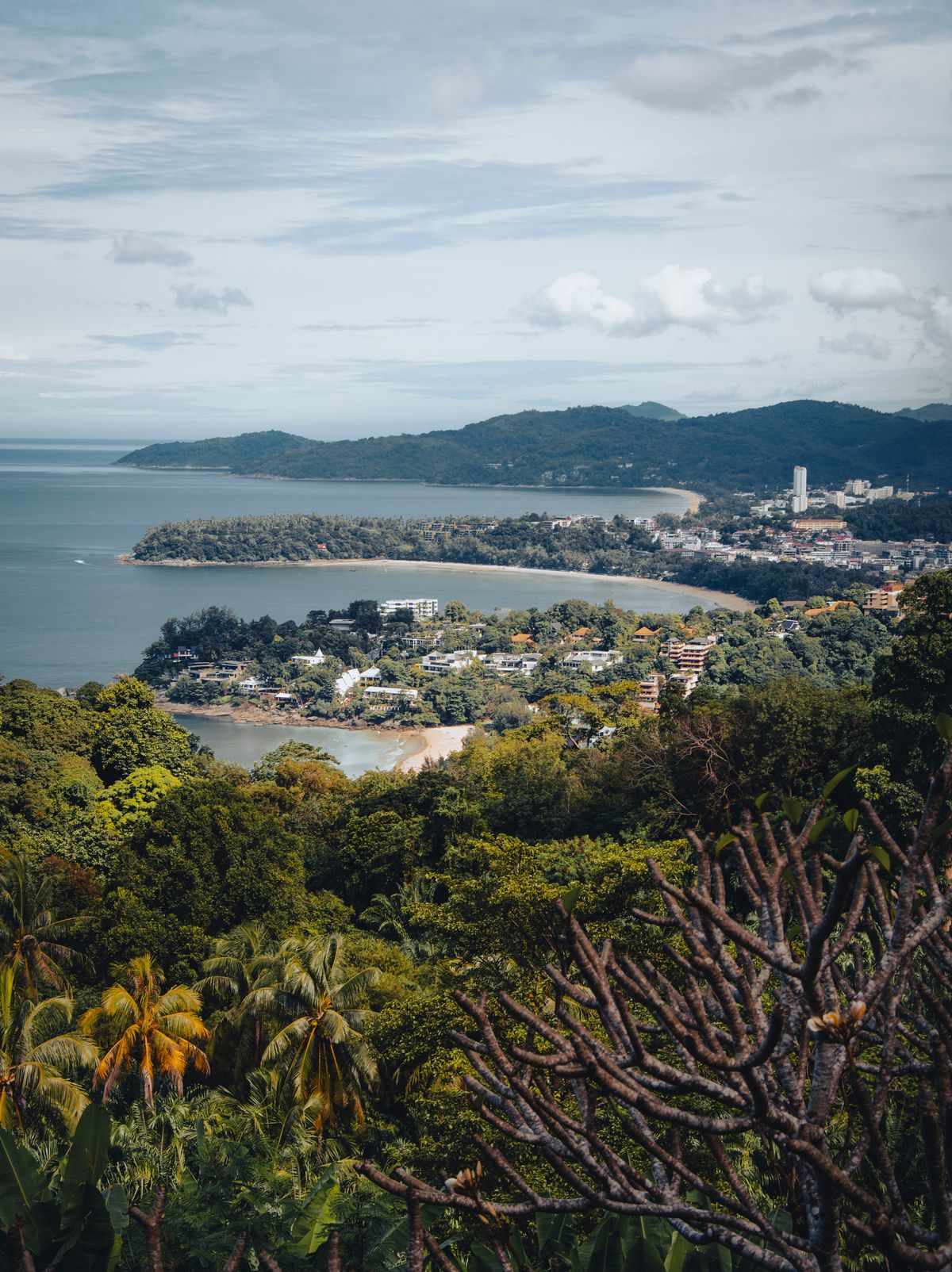 Unde te cazezi în Phuket - plajă tropicală cu apă turcoaz și palmieri