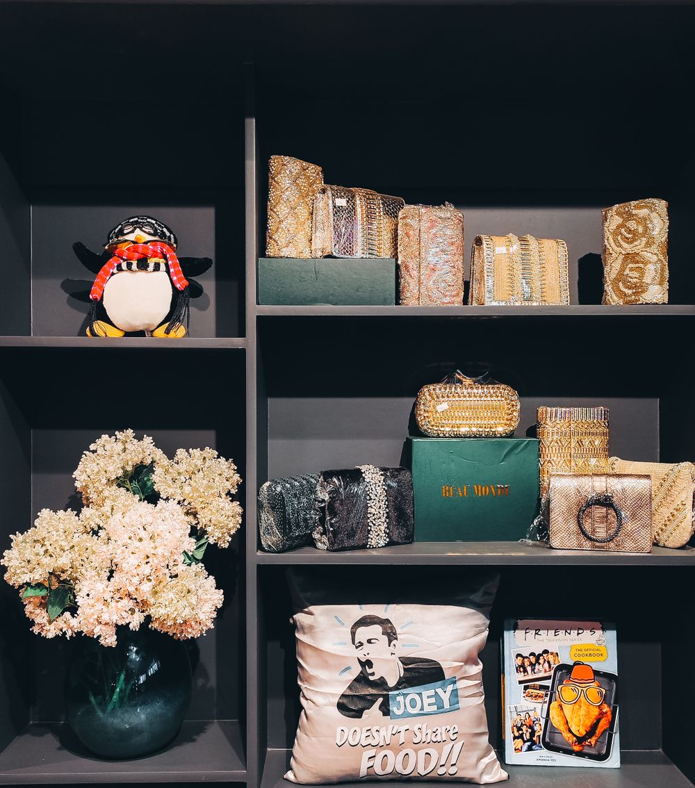 Estanterías de boutique con accesorios y elementos decorativos