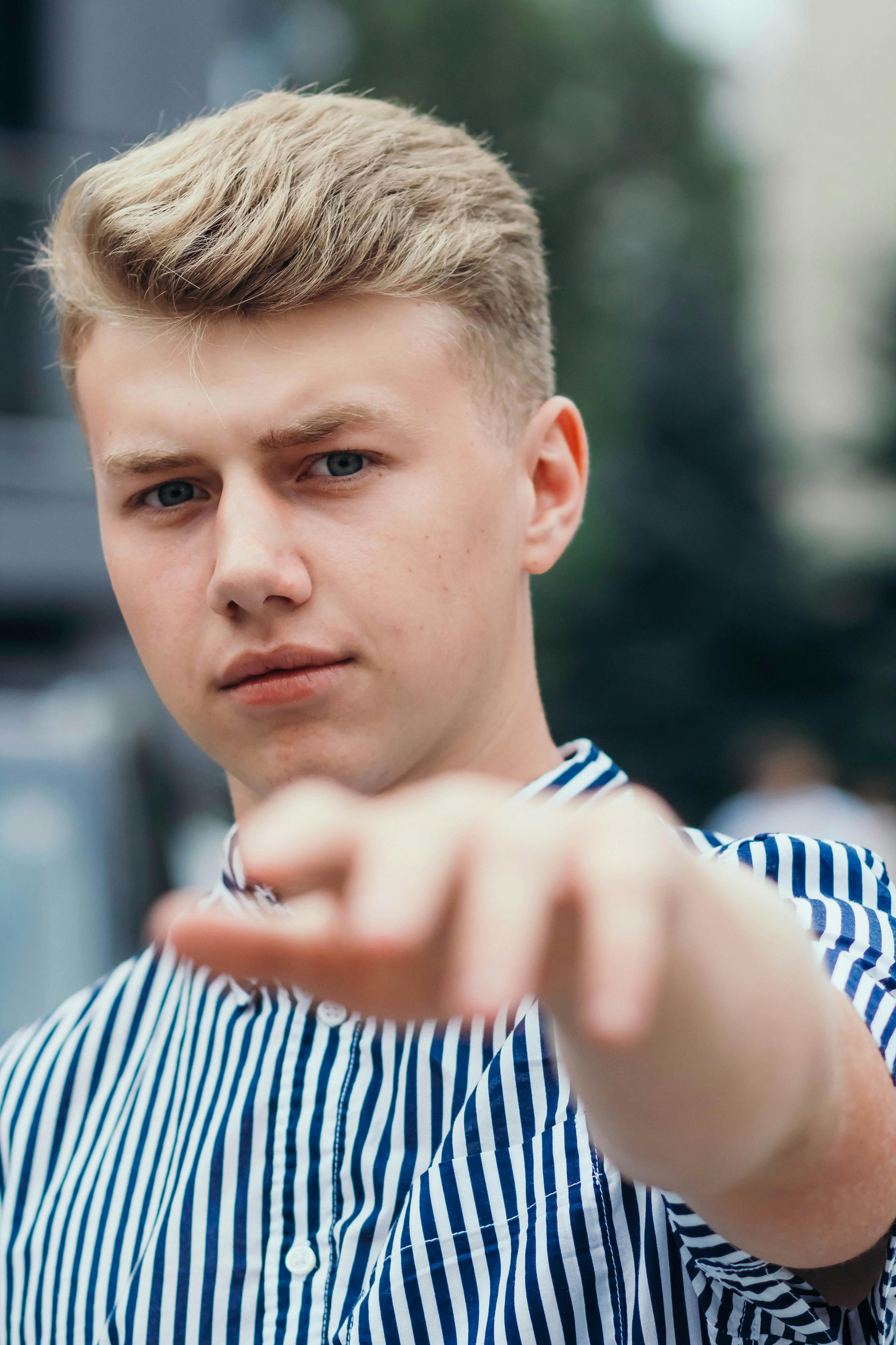 Young man with blonde hair. | Photo: Pexels