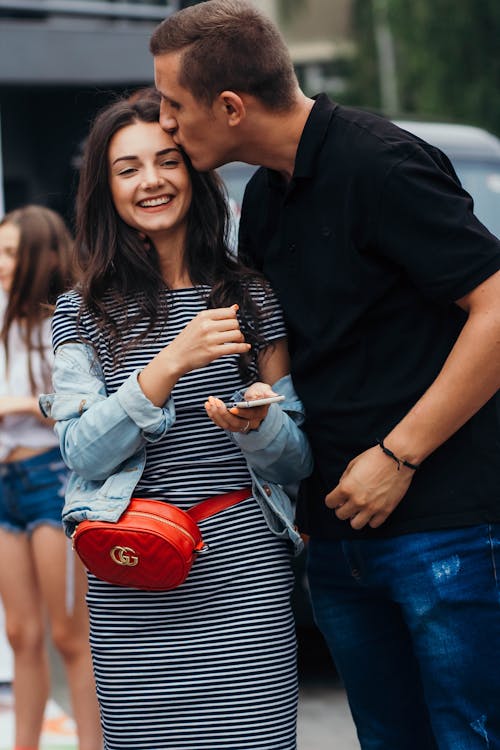 Foto Van Man Kussen Vrouw Voorhoofd