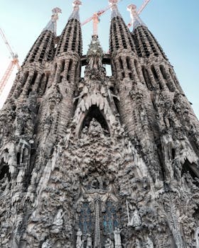 日落时分，正在施工的巴塞罗那圣家堂错综复杂的立面令人惊叹