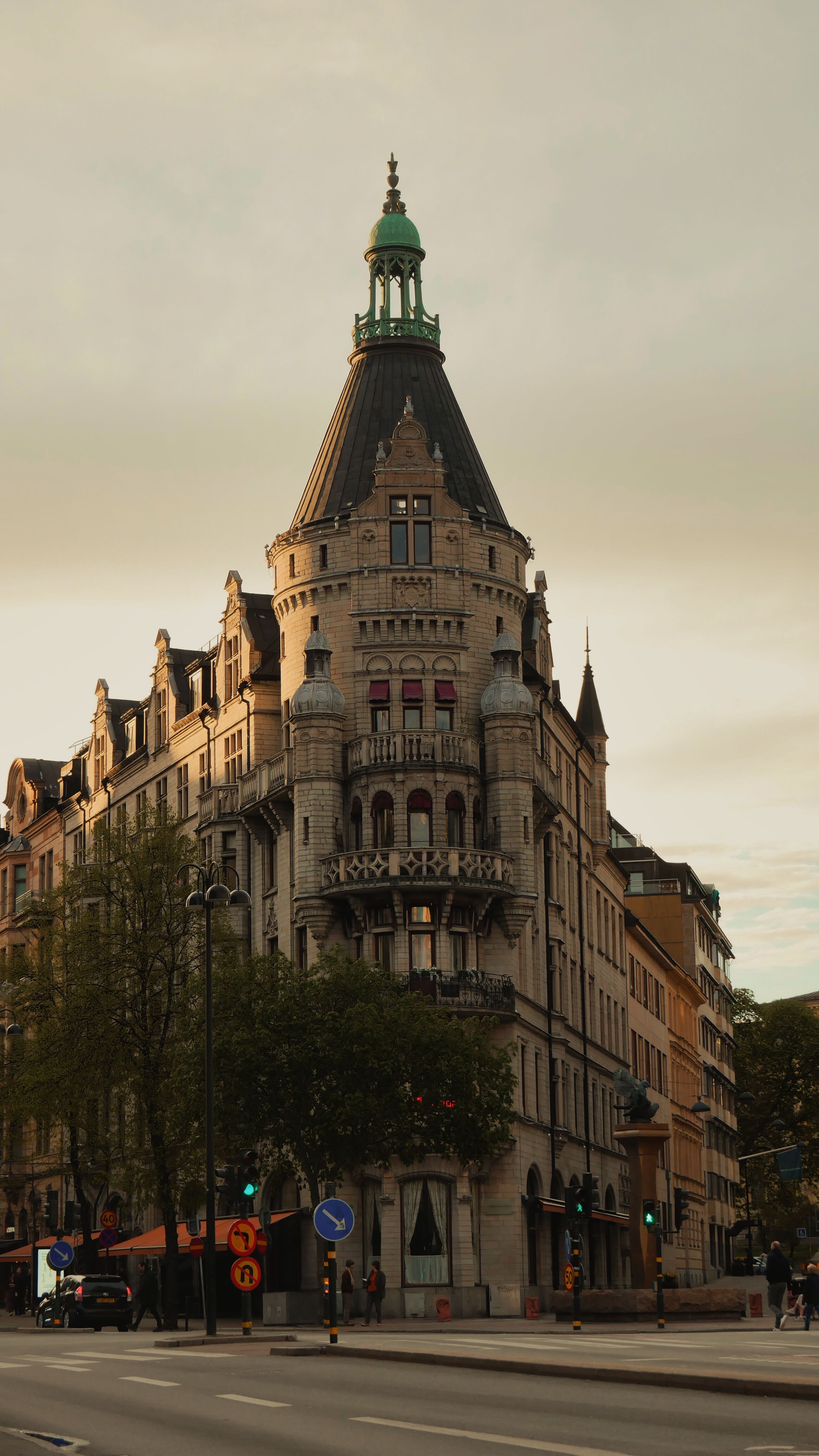 Brown and Gray 3-tier Building Surrounded by Trees · Free Stock Photo