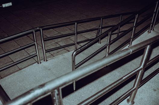 Pemasangan handrail stainless steel di area gedung komersial