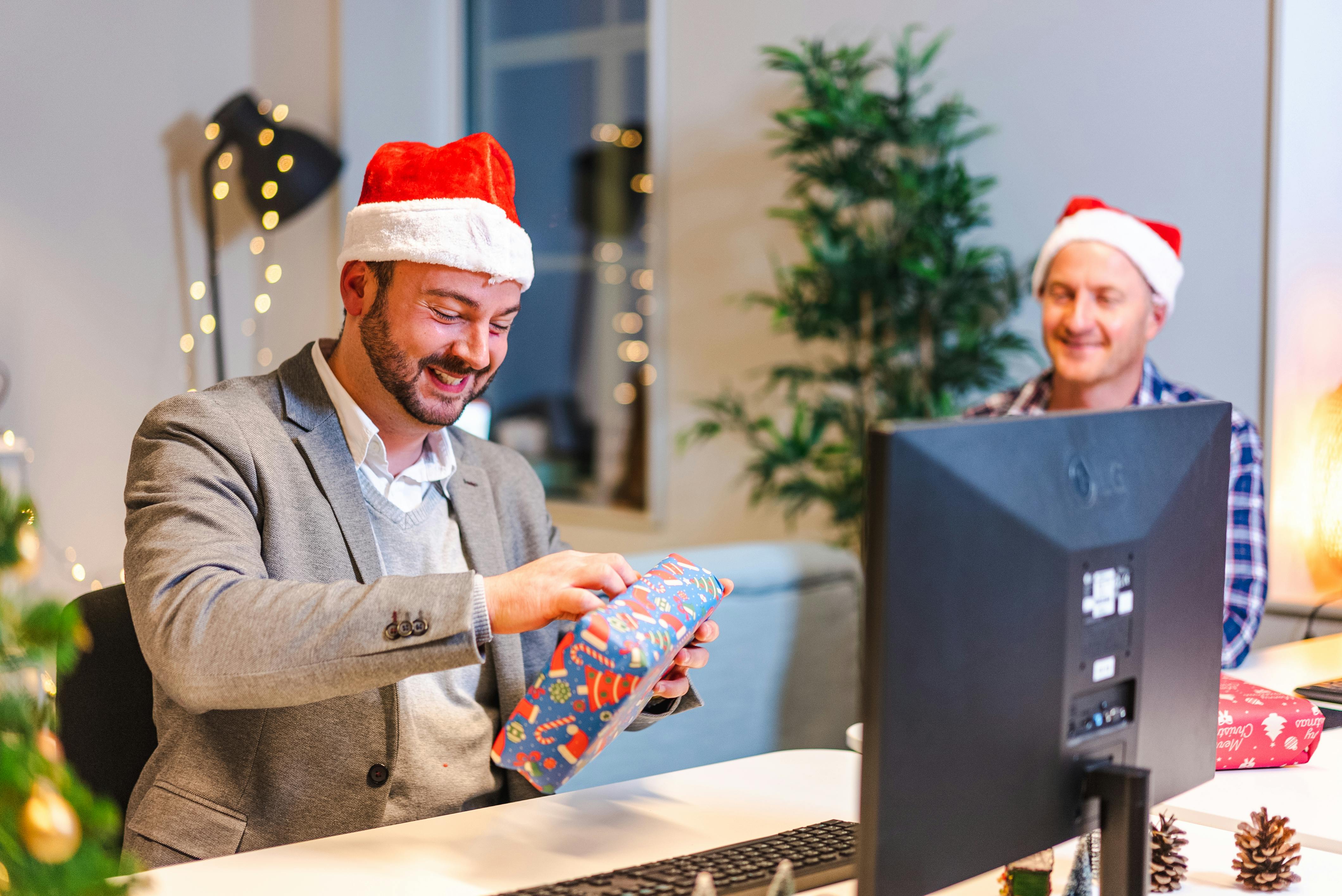 Amazed Joyful Man Employee Sitting Office Workplace Opening Gift Box —  Stock Photo © khosrork #393307594