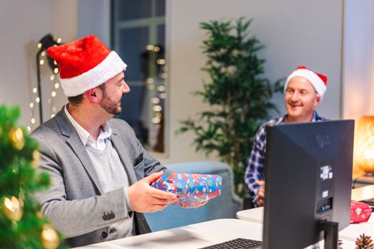 Boost Morale & Branding: How to Buy Corporate Gifts Bulk