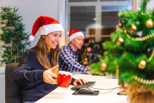 Foto d'estoc gratuïta de ambient nadalenc, barret de pare noel, dona