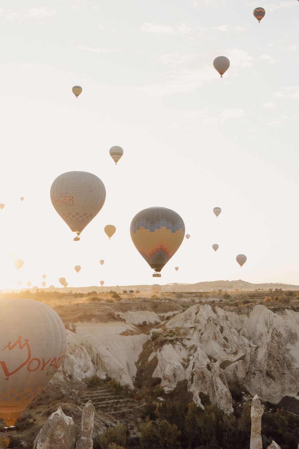 Globos aerostáticos al amanecer sobre el valle de Göreme, Capadocia