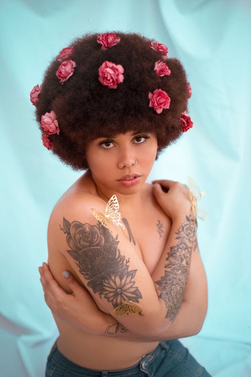 Afro, dövmeler, gömleksiz içeren Ücretsiz stok fotoğraf