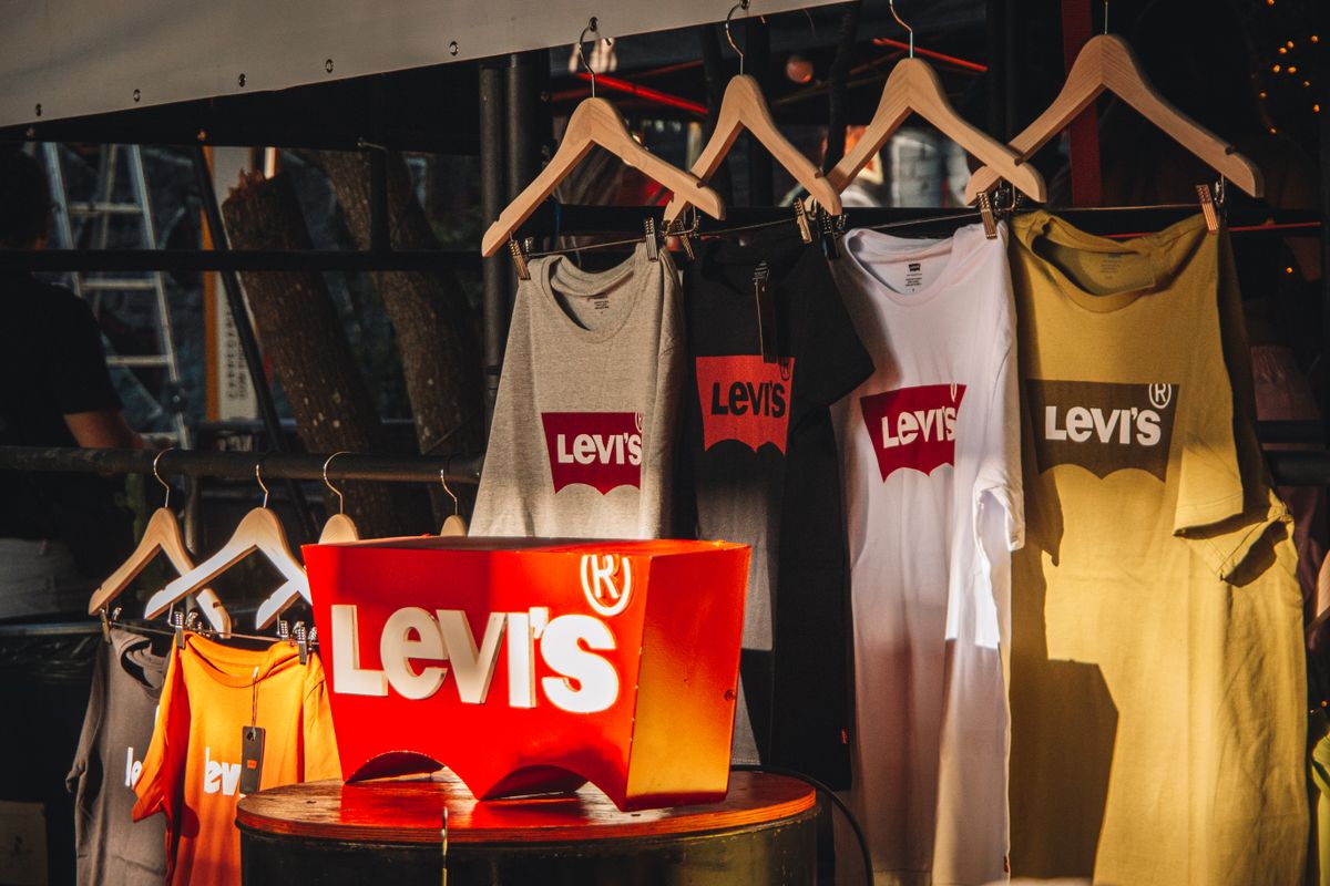 Cửa hàng thời trang local brand với các mẫu áo được trưng bày gọn gàng