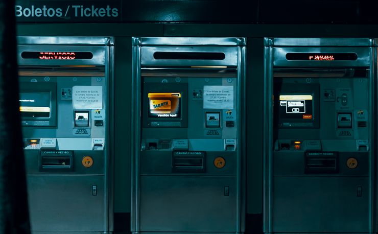 Online Spielautomaten mit verschiedenen Symbolen und Features