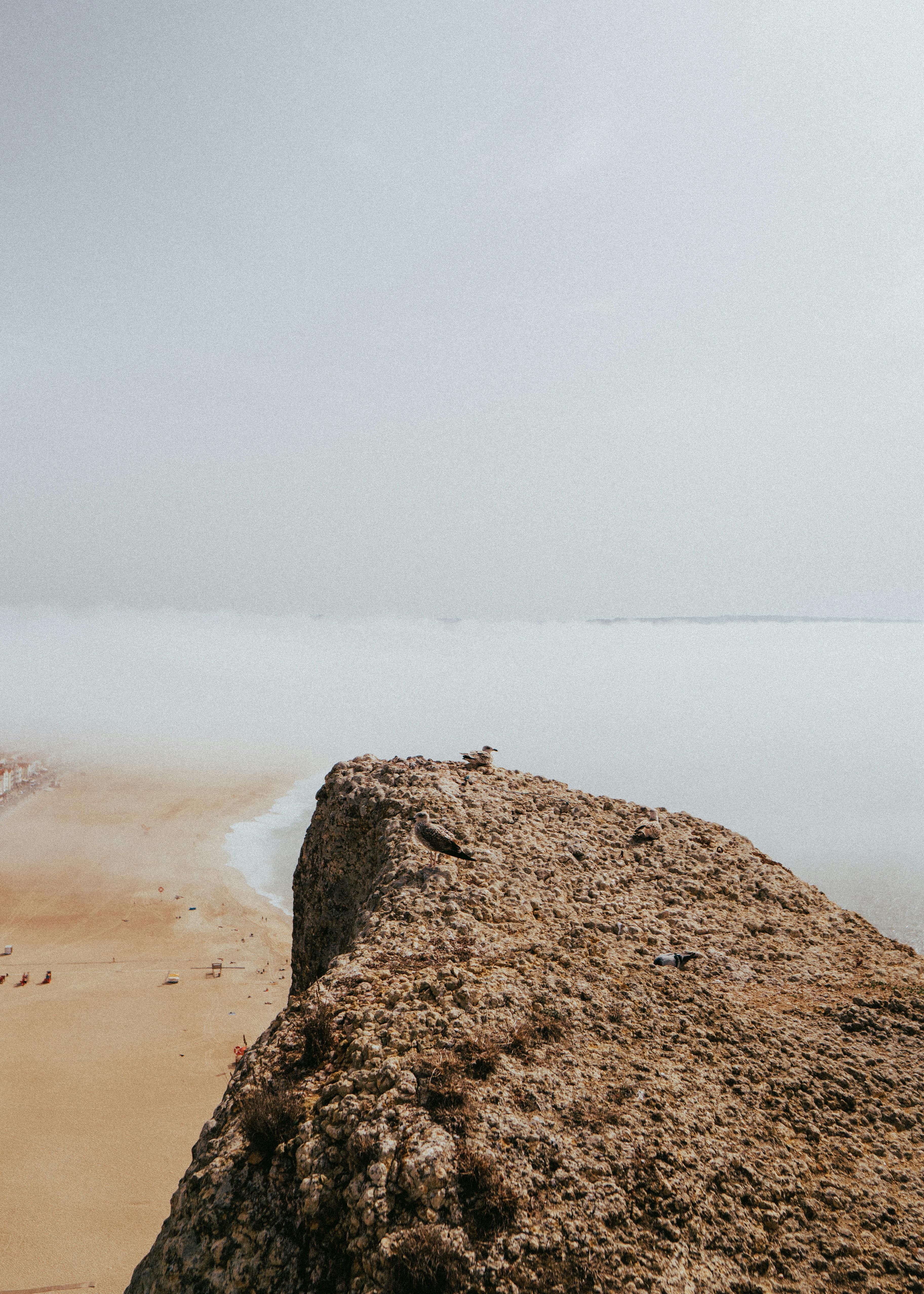纳扎雷海滩的壮丽景色从岩石悬崖与雾笼罩的海岸线