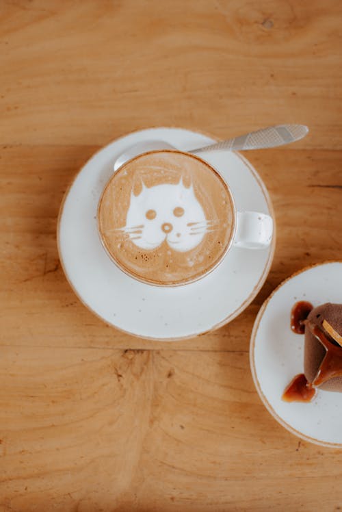 Fotobanka s bezplatnými fotkami na tému cappuccino, latte art, podšálka