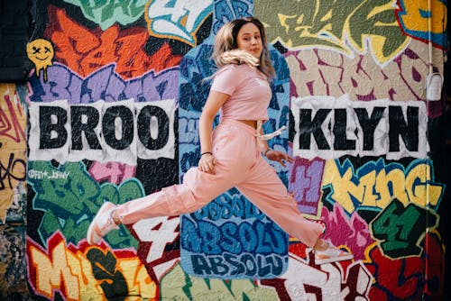 Gratis lagerfoto af graffiti kunst, jump shot, kvinde