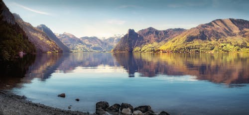 Montagnes Près Du Plan D'eau