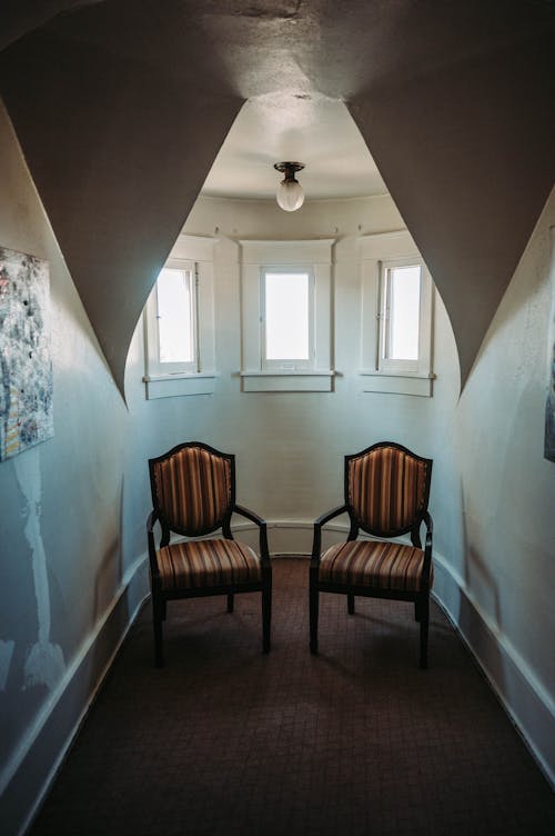 Darmowe zdjęcie z galerii z #wnętrz, krzesła, okna